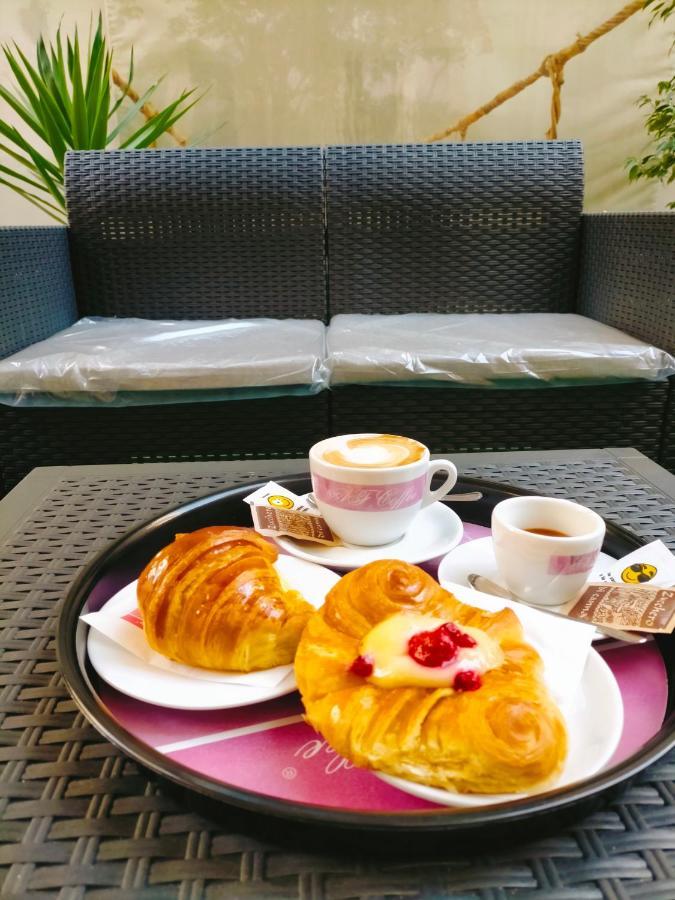Lanzies Guesthouse โรม ภายนอก รูปภาพ